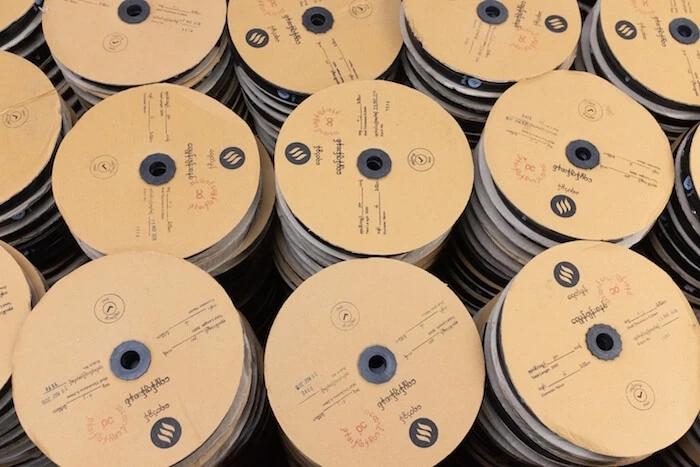 小型灌漑装置の梱包からプラスチック製シュリンクパックを排除することにより、ムダが削減され、時間とコストも削減された