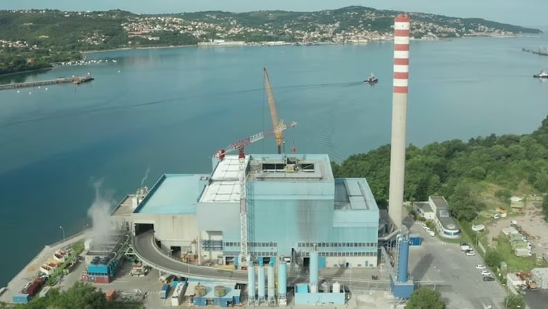 An aerial view shows Heratech's industrial plant.