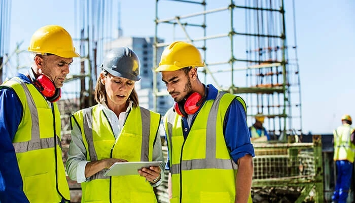 交通局におけるDXの例。iPadを持った建設作業員。