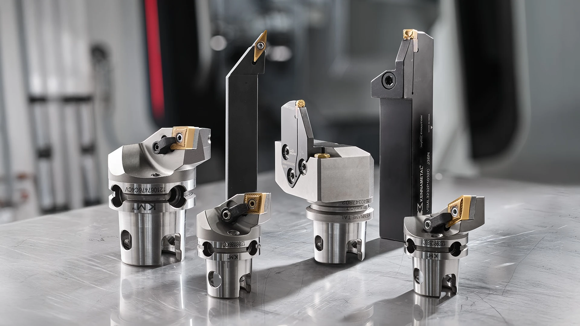  Eine Nahaufnahme verschiedener Ausführungen der Universaldrehsorte KCU25B von Kennametal.