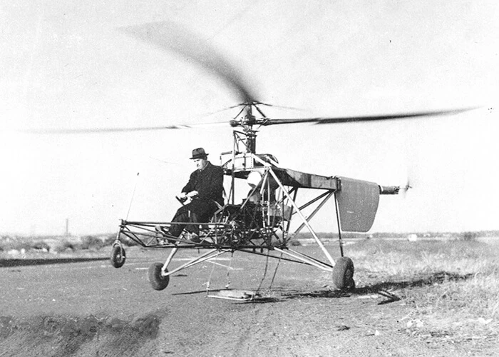 Igor Sikorski im Cockpit des VS-300 beim Jungfernflug des ersten Helikopters am 14. September 1939.