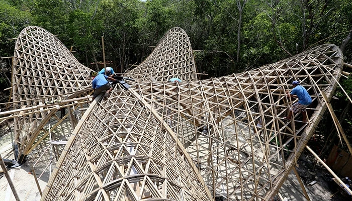 Workers assembling the luum temple