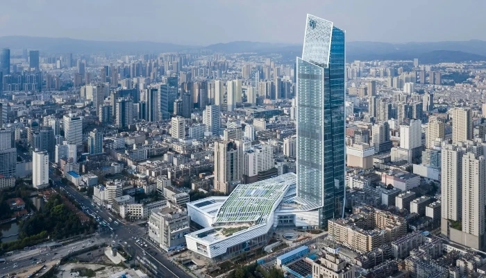 プロムナードを囲む何層ものテラスで商業施設、オフィス、サービスアパートメントが一体化された中国昆明市のSpring City 66 