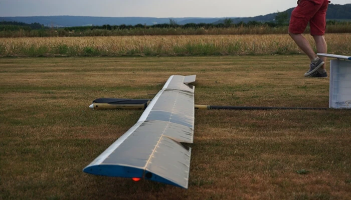 Testflüge der AtlantikSolar auf den heimischen Schweizer Feldern