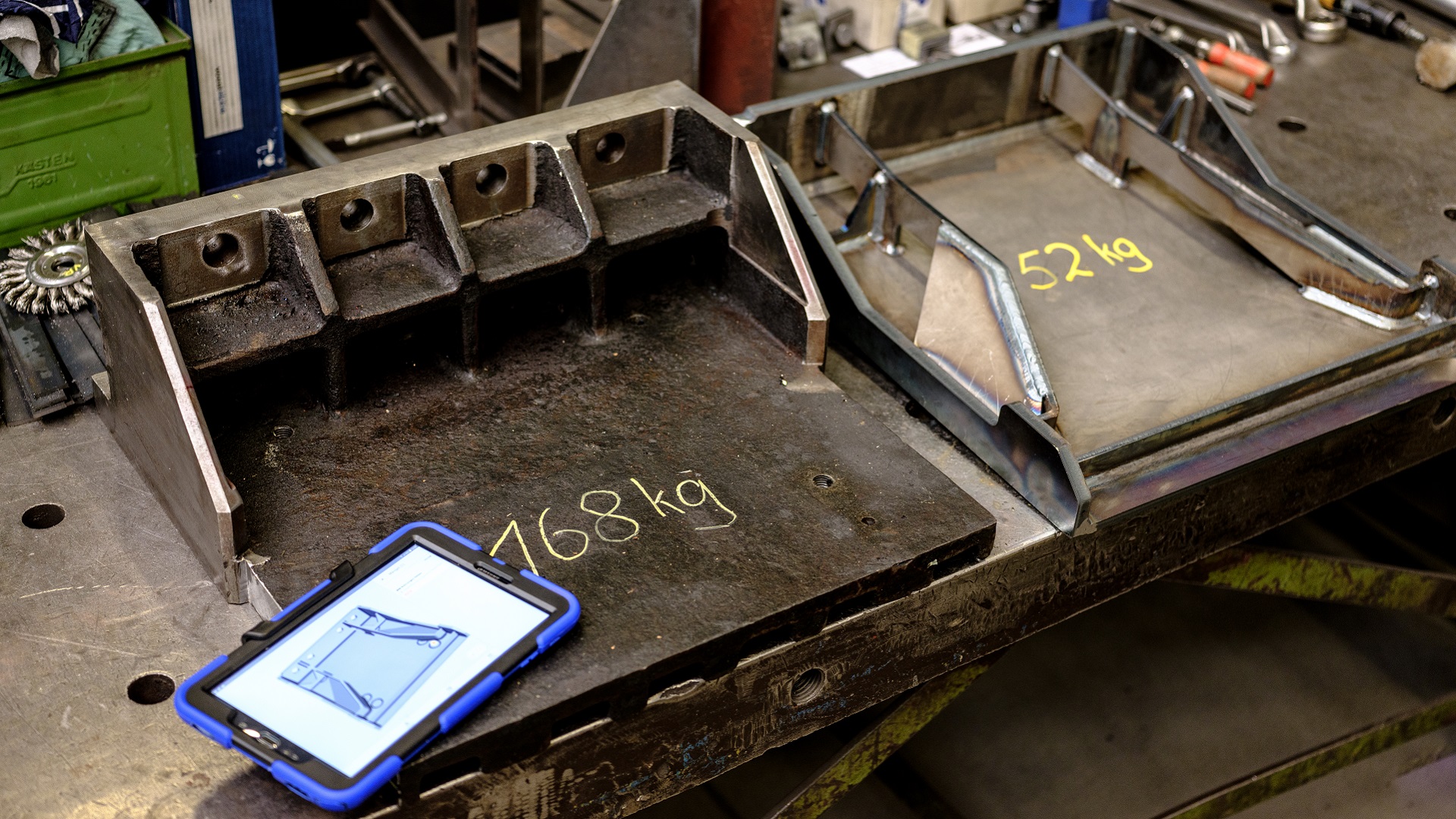 The original clinker cooler part (left) next to the redesigned version, which was developed using generative design.