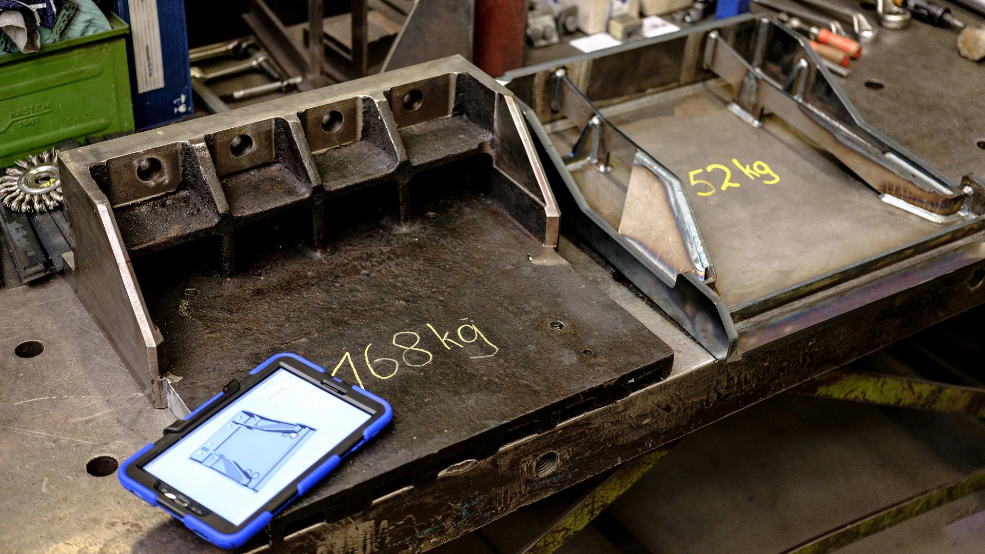 The original clinker cooler part (left) next to the redesigned version, which was developed using generative design.