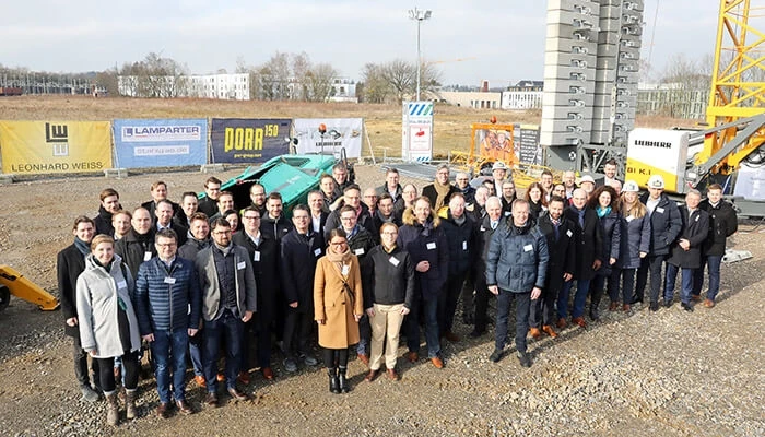 Les chercheurs et les partenaires industriels marquent l’ouverture du chantier futuriste.