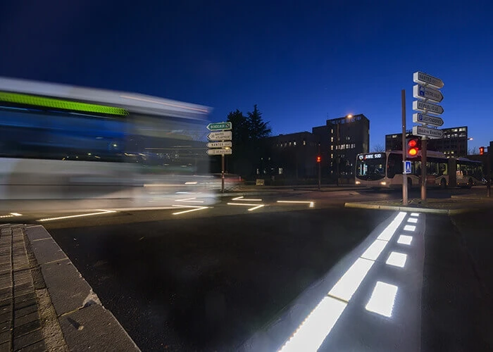 The illuminated line on the pavement increases the impact and visibility of the traffic light, cueing drivers and cyclists to stop and yield to buses.