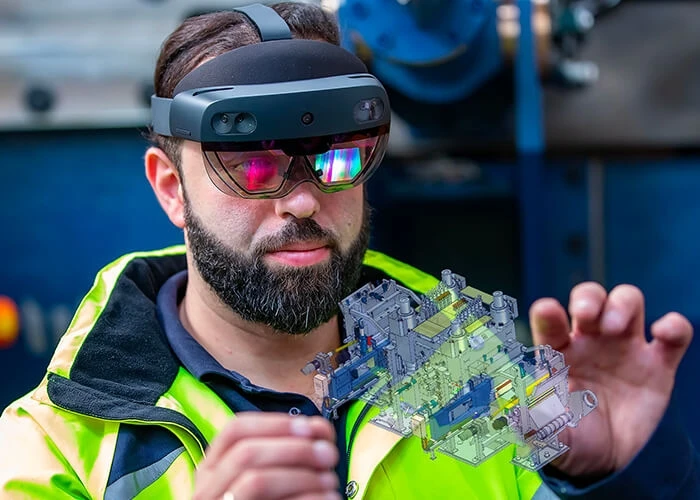 Industrie 4.0: Der Einsatz von Hololens-Datenbrillen ermöglicht Fernwartung und Remote-Inbetriebnahme von Anlagen.