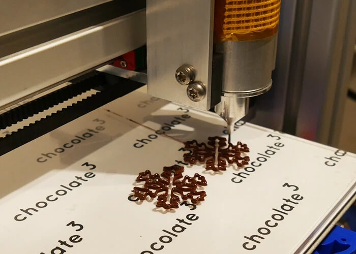 Schicht für Schicht fährt die Nadel des Druckers über das Motiv