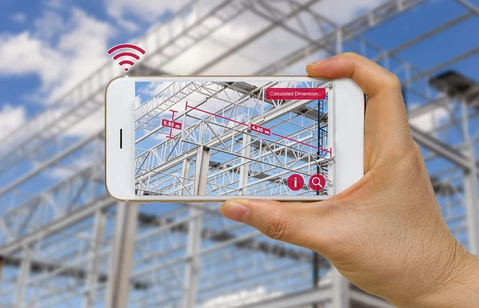 使用增强现实测量建筑工地钢结构的尺寸。