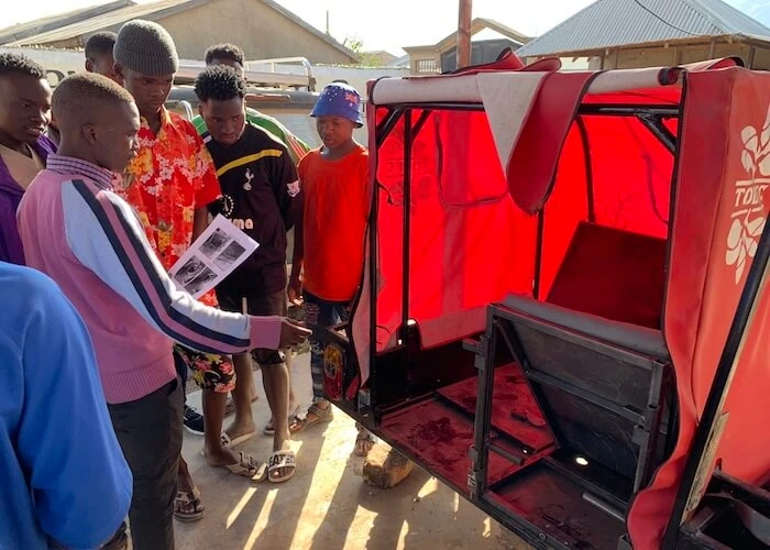 救急車のデザインに関して数百名へインタビューを行うためタンザニア・ムベアを訪問した The Okoa Project のスタッフ