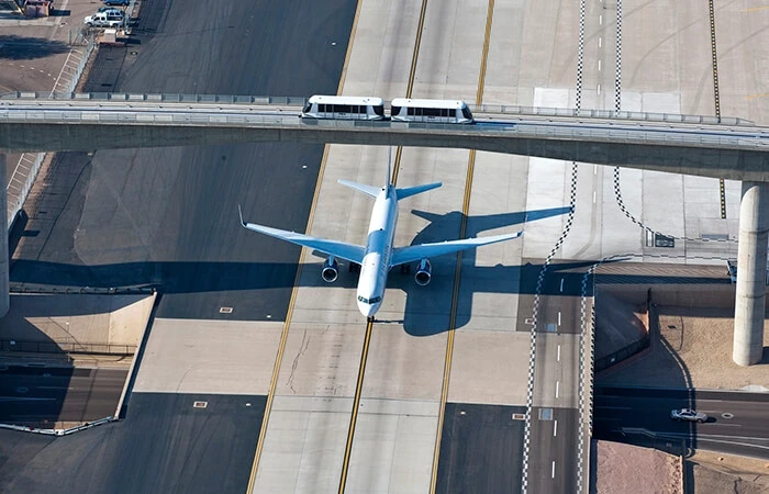 Der PHX Sky Train befördert Passagiere über eine in Betrieb befindliche Rollbahn.