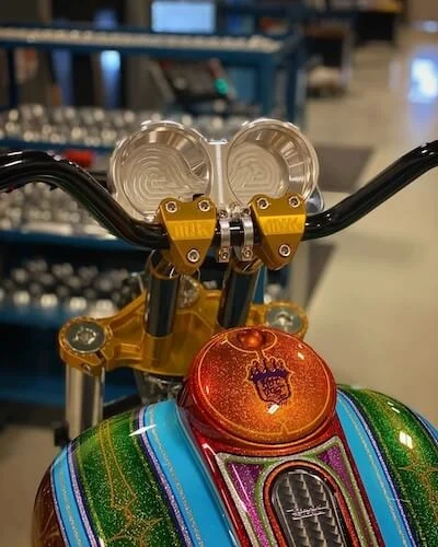 MJK Performance上部三角轧头的效果图。衍生式设计使该公司成功减轻该零件的重量，还可以对不同材料和制造方法的使用情况进行评估权衡。