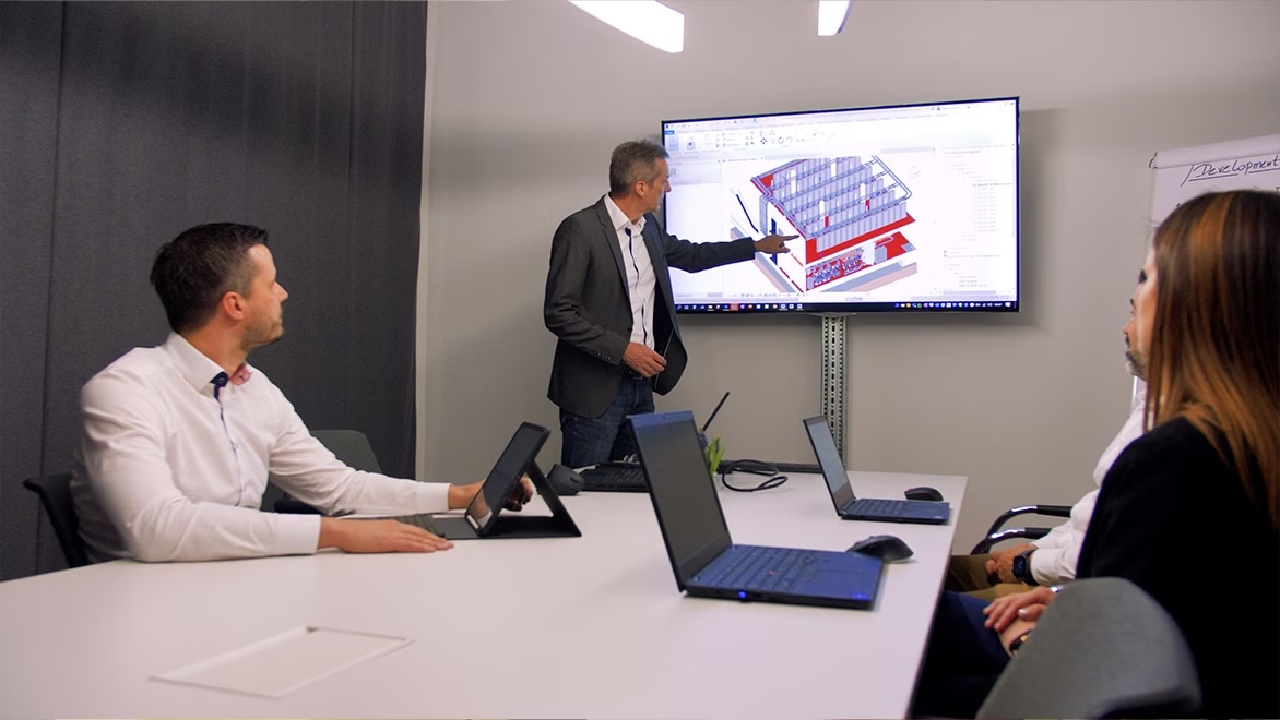 Team in a meeting room, presentation of the BIM model