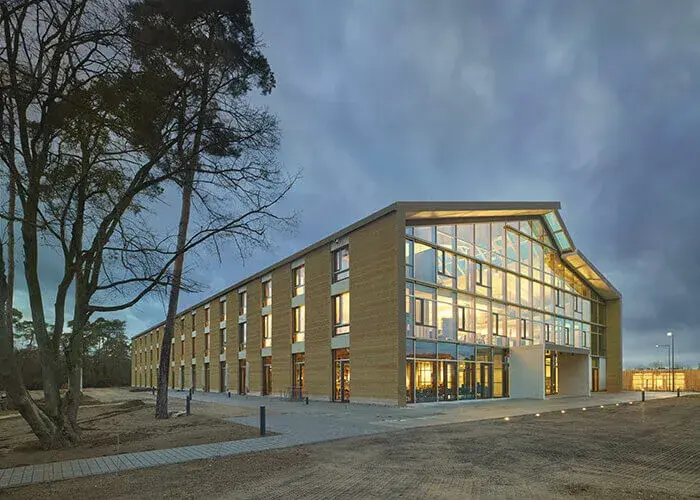 2020 ging die Auszeichnung an die Alnatura-Zentrale in Darmstadt mit einer Fassade aus dem ökologischen Baustoff Stampflehm, entworfen von haascoozemmrich Studio2050. 