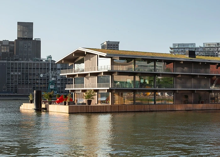 Die Floating Offices im ehemaligen Güterhafen von Rotterdam sind nachhaltige Bürogebäude.