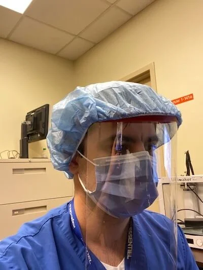 Un trabajador de hospital lleva un protector facial impresa en 3D