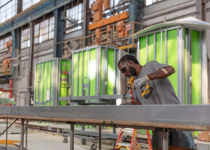 亚拉巴马州贝瑟默城的一名建筑工人在BLOX Built公司的产业化建筑工地建造嵌套式医疗模块