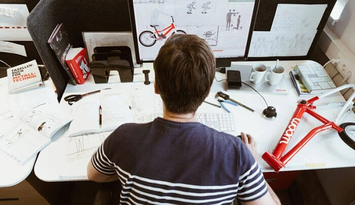 仕事中 woom デザイナー