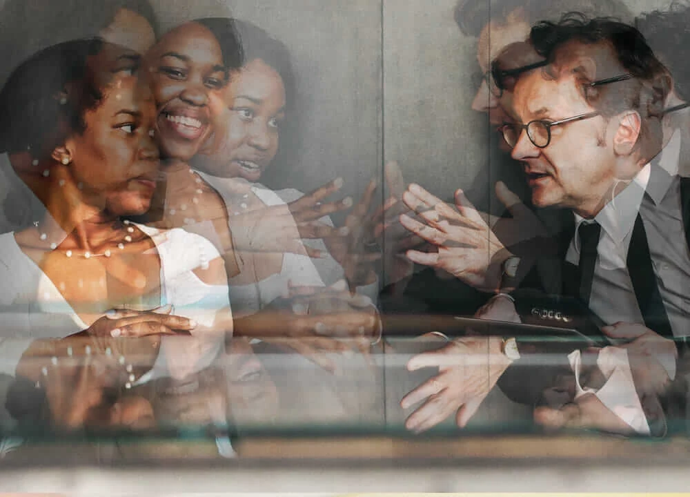 Zwei Menschen unterhalten sich: Wie unterscheiden sich BIM und CAD?