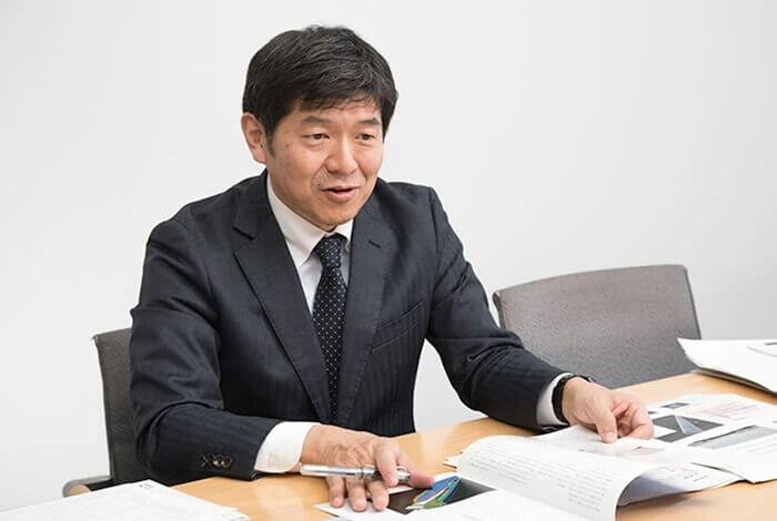 Obayashi's Shinya Sugiura presents project documentation. 