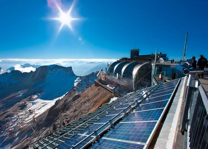 Ökologisch nachhaltige Energie aus Solarzellen ist ein Teil des nachhaltigen Bauens.