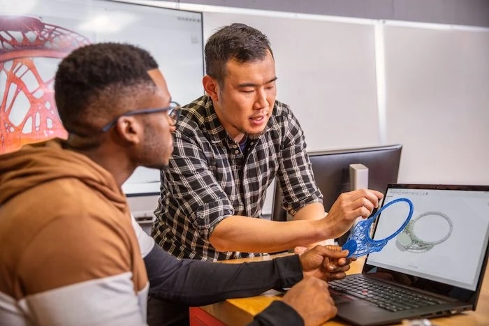 借助3D打印原型等低成本的开发技术，重新构思、设计生产线中的某个零件或工具，可以改善原有的工作流程