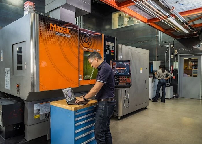 CNCフライスで作業する男性