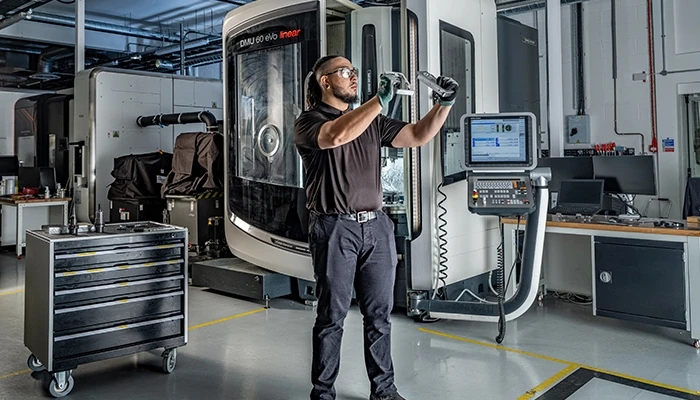 자동화에는 작업팀 구조 조정 및 직원 재교육이 포함된다.