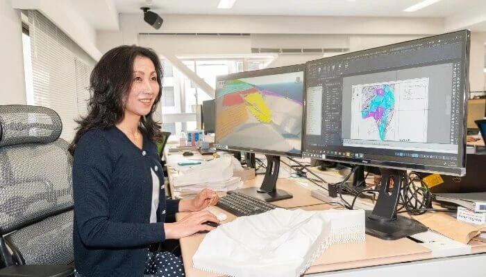 afterfit Japan employee Eri Shiraga at her desk