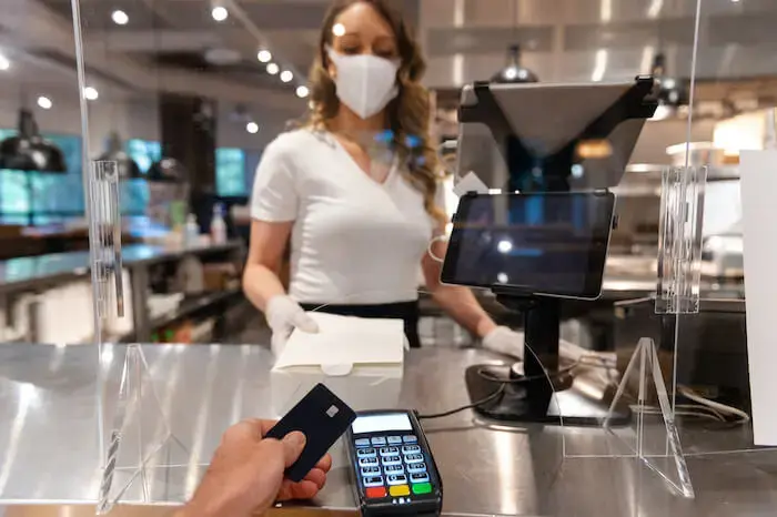 Nicht nur das Bezahlen wird zunehmend kontaktlos, auch der Speisebereich eine Lokals wird in Zukunft so gestaltet sein, dass Abstand halten zwischen fremden Gästen besser möglich ist.