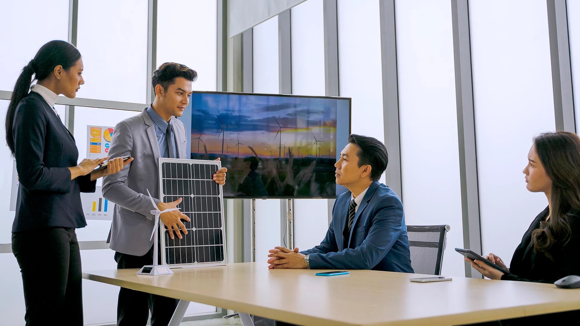 新法の下では、企業はサステナビリティに関するリスク、機会、戦略を開示しなければならない