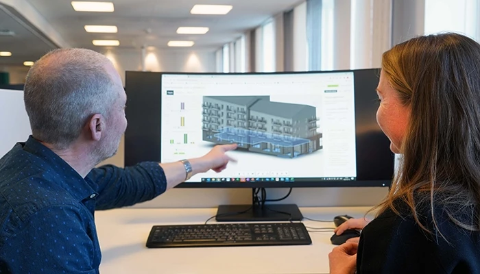 Unos arquitectos trabajan con Carbon Cost Compass (C3), de Sweco. Gentileza de Sweco.