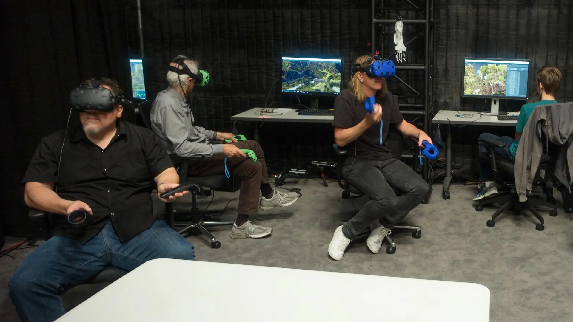 VRヘッドセットを装着してゲームコントローラーを使用し、ビジュアルを共同製作するジョン・ファブロー監督、クルー、MPCアーティスト