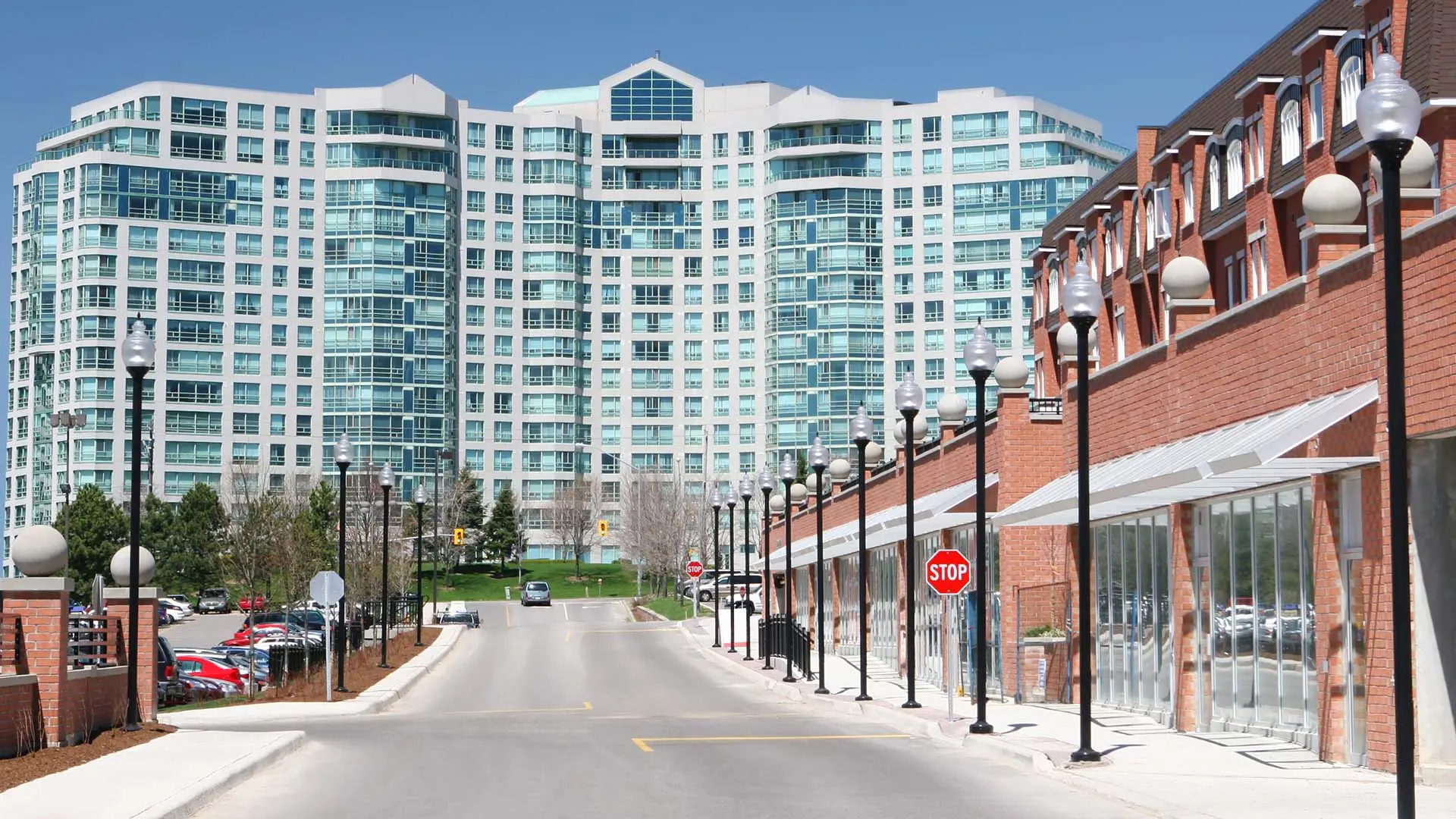 A large apartment building is on a commercial street.