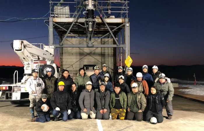 A team photo with the MOMO-F3 rocket. 