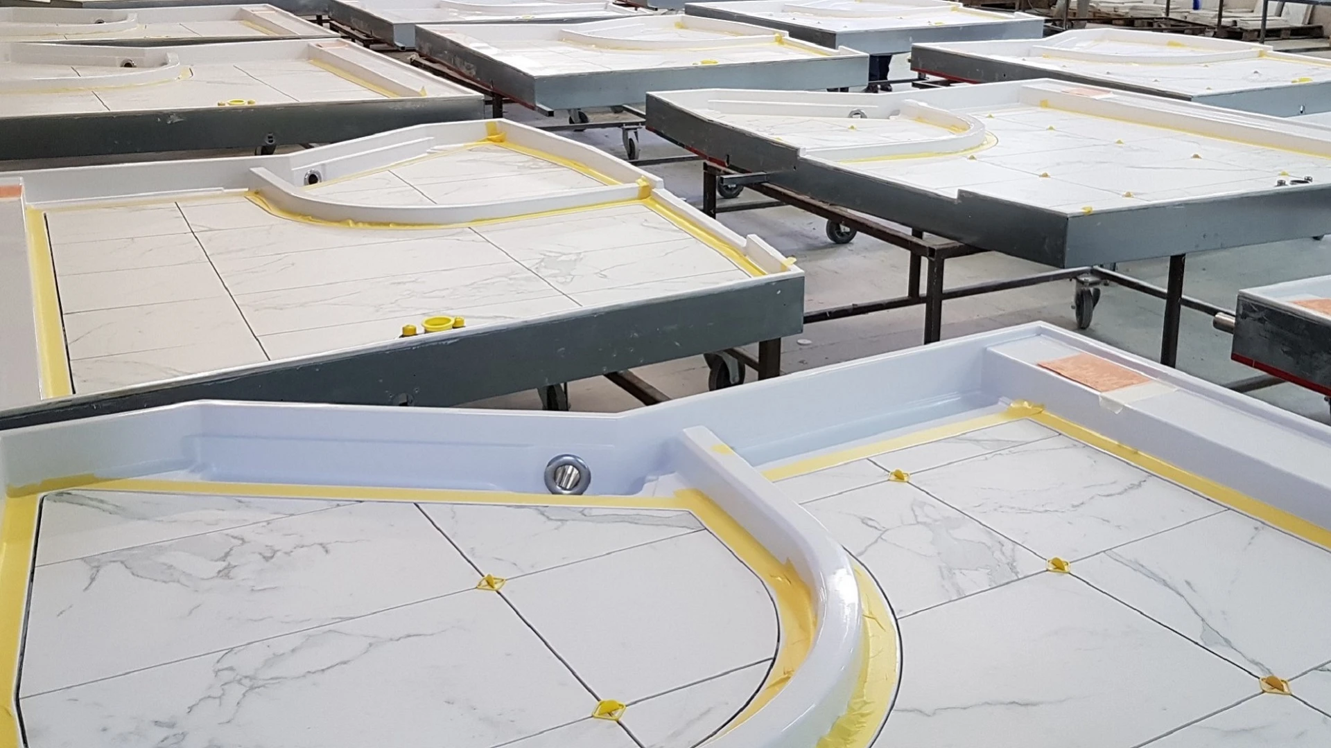 布依格建筑公司正在开展其采用预制构件建造的第一批工业化合作项目，这些预制构件应用于学生宿舍浴室、木结构墙体，以及辅助竖井。