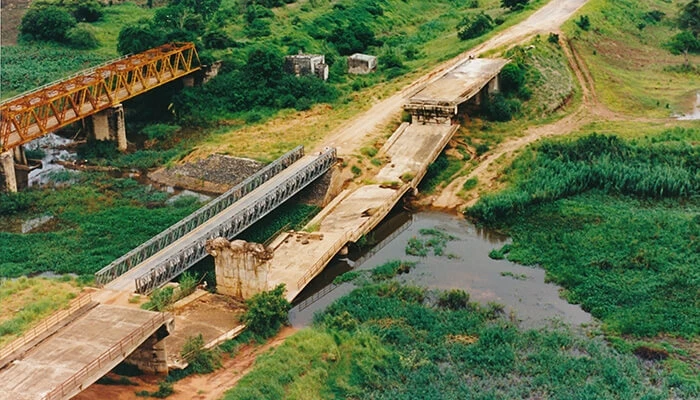 Eine Brücke des Modells Compact 200 in Mosambik