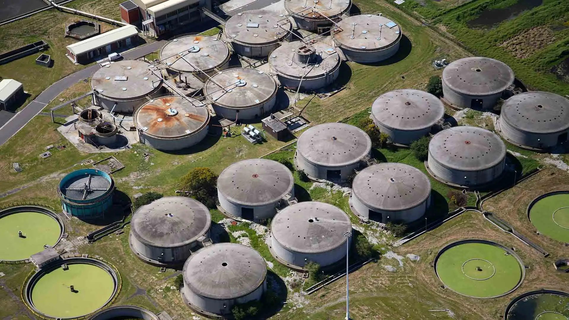 Photo aérienne d’une station d’épuration.