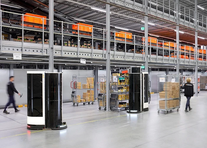 Fabrik der Zukunft: Im Lager bewegen sie sich schon unabhängig vom Menschen – die Roboter, die Kartons kommissionieren. 