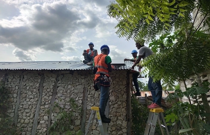 Instalación de un panel que forma parte de una red en malla de Okra Solar en HaitÃ­