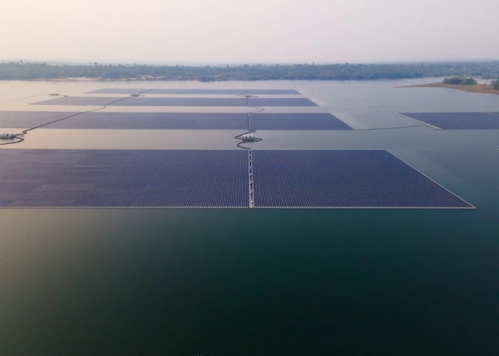 Les fermes solaires flottantes comme celle-ci dans les eaux d'un barrage à Ubon Ratchathani, en Thaïlande, fournissent une énergie renouvelable sans utiliser de terres arables ou forestières.