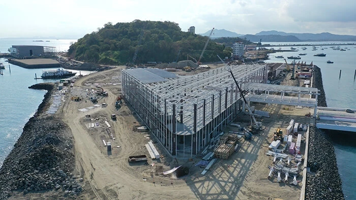 Vista aérea del proceso de montaje de la cubierta metálica en la Terminal de Cruceros de Amador.
