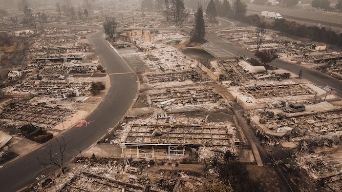 オレゴン州での事例のような山火事に備えたレジリエンス計画では、安全にコントロール可能なリスクの緩和と、コントロール不可能なリスクからの避難の両方が考慮される