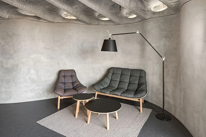 一面无需模板的混凝土弧形隔墙