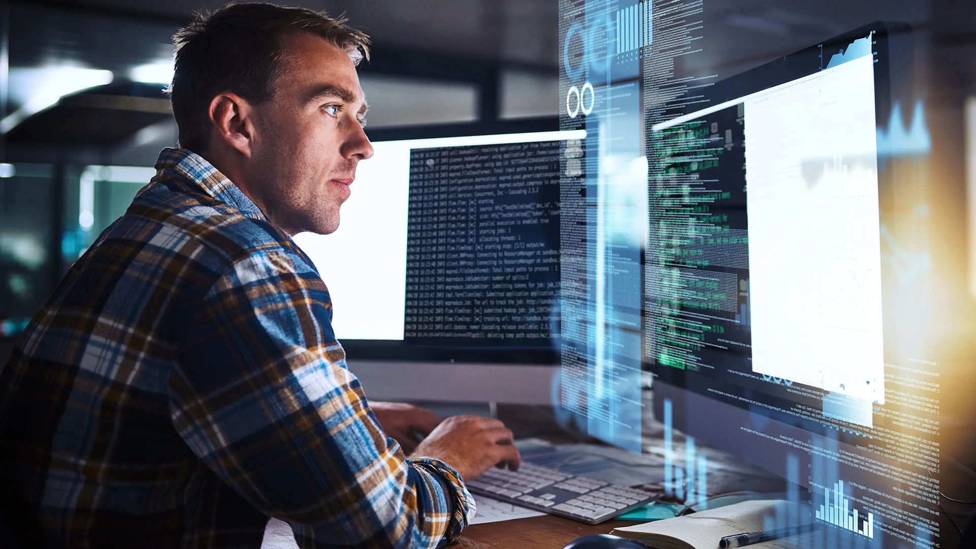 Ein Mann arbeitet am Computer. Vor dem Monitor sind Bilder in einer Fotomontage überlagert, die digitale Technologien darstellen.