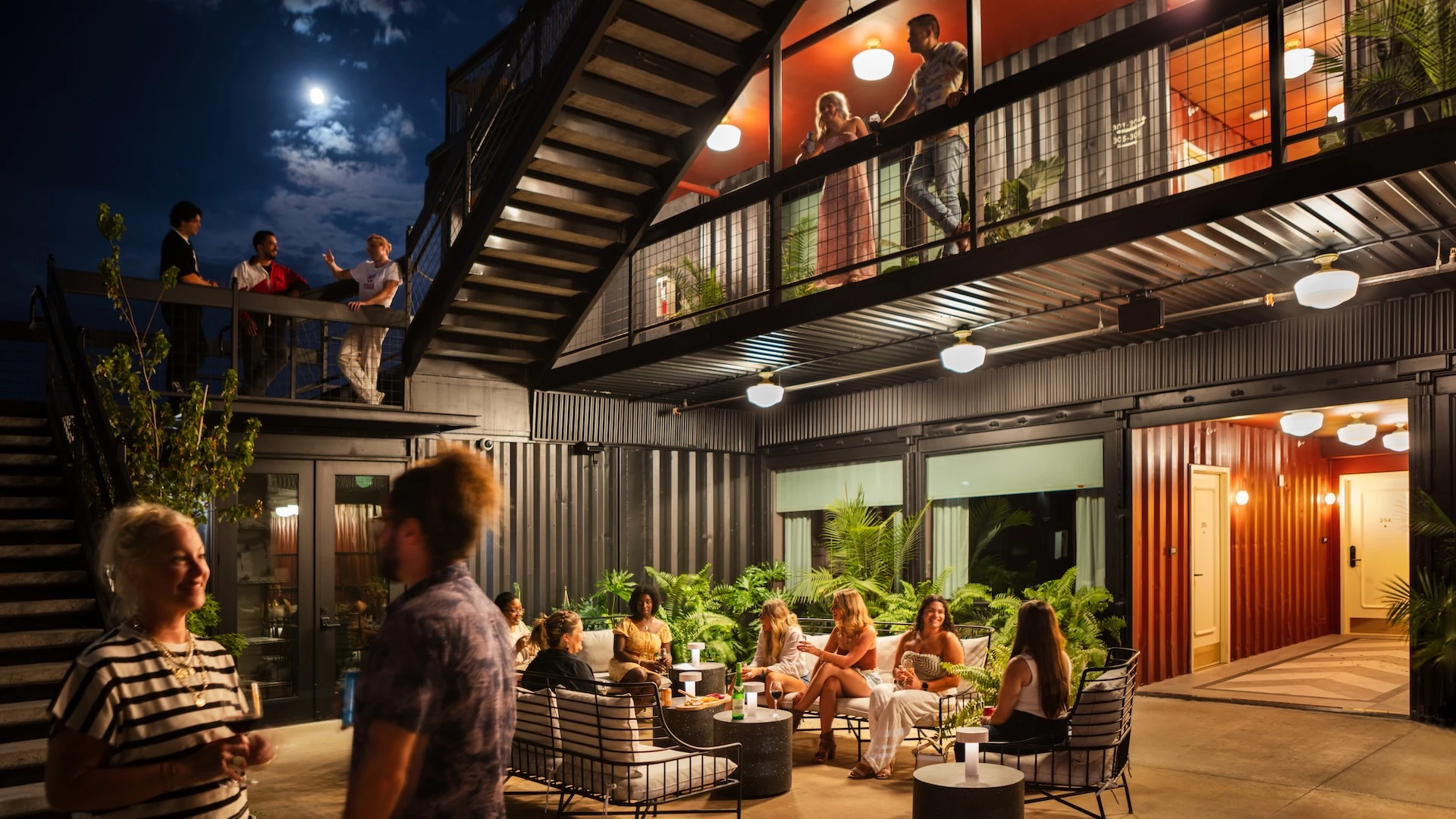 テキサス州ウェーコにあるHotel Herringboneでは、RAD LABは廃墟となった輸送コンテナ建築をブティックホテルへと変貌させた