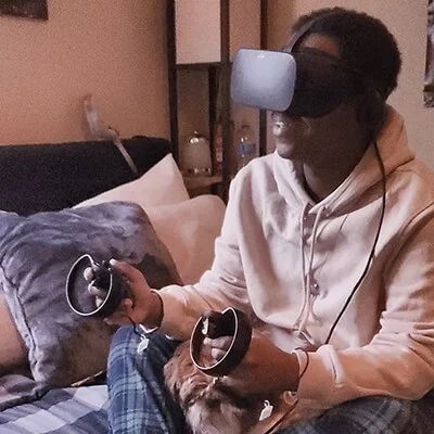 vr セラピー VR体験のApples and AnthillsをテストしているSCAD卒業生のリコン・ワトソン氏