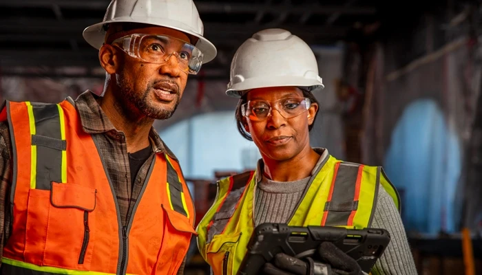 construction workers using ipad to collaborate
